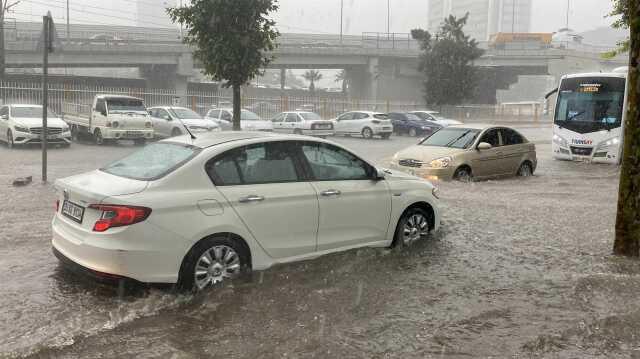 İzmir'deki Sağanak Etkili Oldu yollar göle döndü