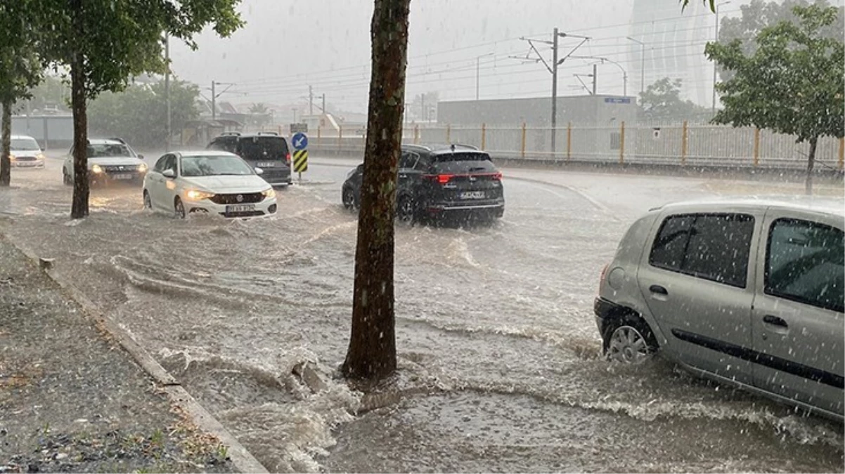 İzmir\'deki Sağanak Etkili Oldu yollar göle döndü