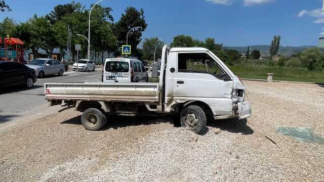 Kamyonet Ünlü Sanatçının Evinin Bahçesine Daldı