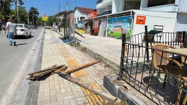 Kamyonet Ünlü Sanatçının Evinin Bahçesine Daldı