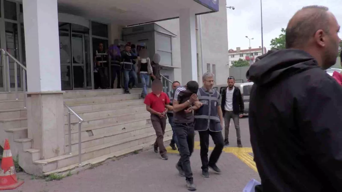 Kayseri\'de Eş Zamanlı Operasyonda 25 Aranan Şahıs Yakalandı