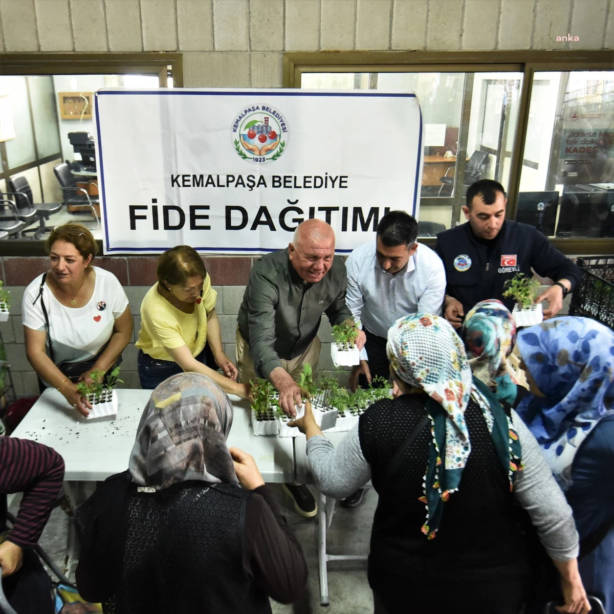 Kemalpaşa Belediyesi, Çiftçilere ve Vatandaşlara Ücretsiz Sebze Fidesi Dağıttı
