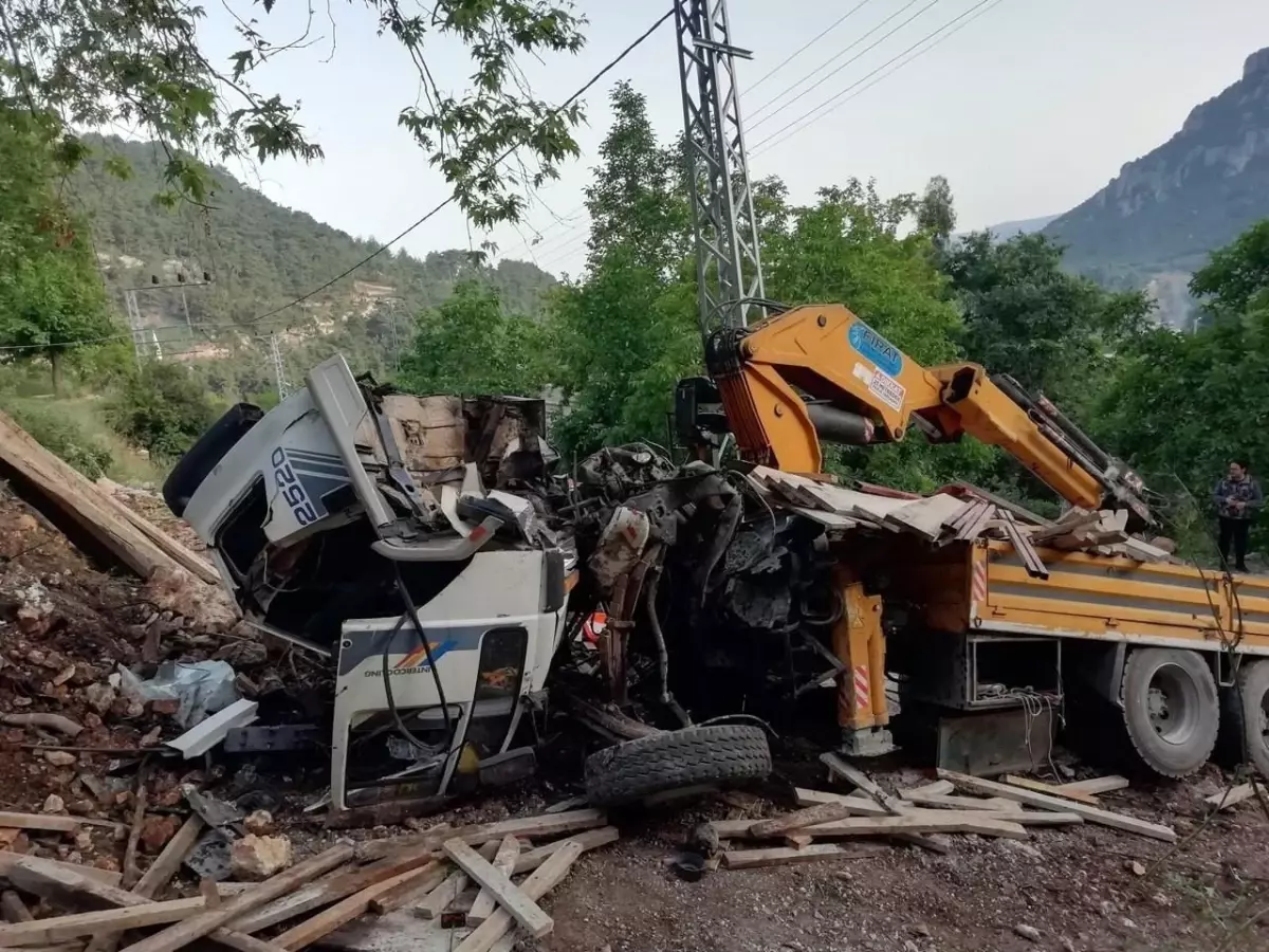 Mersin\'de Kontrolden Çıkan Vinç Ağaca Çarptı: 2 Ağır Yaralı