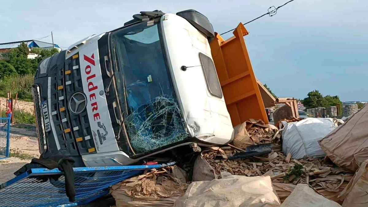 Kocaeli Gebze\'de Hafriyat Kamyonu Kaza Yaptı: Sürücü Yaralı