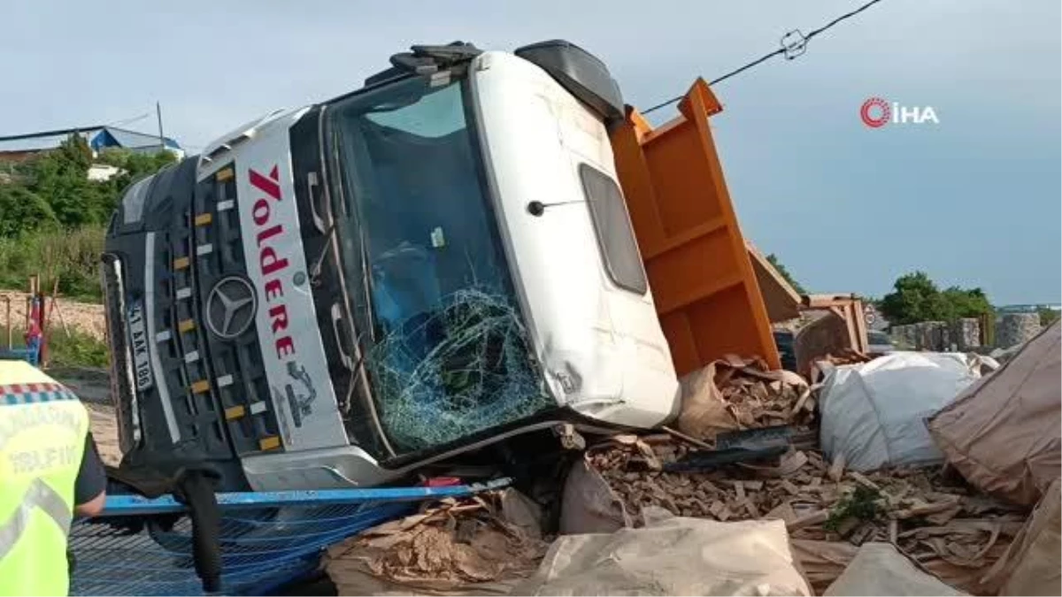 Lastiği Patlayan Hafriyat Kamyonu Başka Bir Araçla Çarpışarak Devrildi