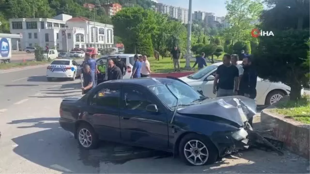 Zonguldak\'ta motosiklete çarpıp karşı şeride geçen otomobilde 2 yaralı