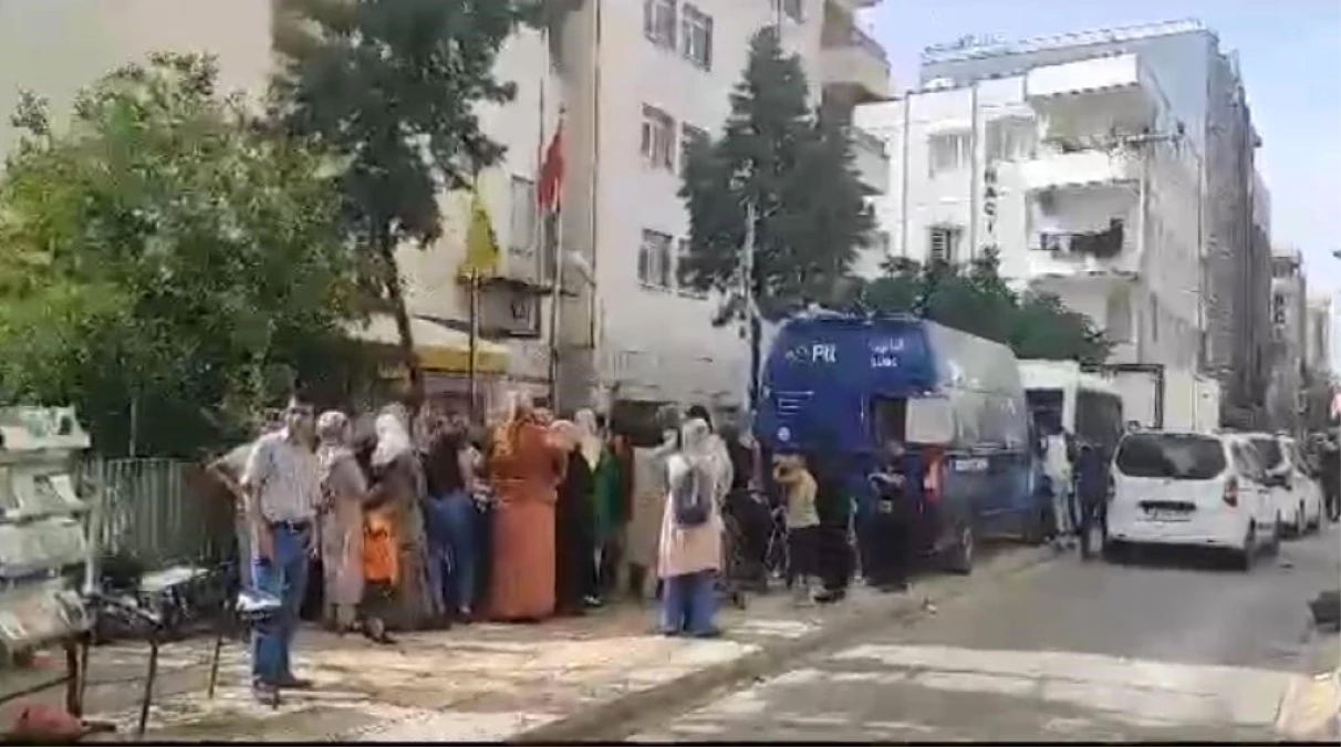 Nusaybin PTT binası deprem hasarı nedeniyle boşaltıldı, mobil araçta hizmet veriliyor