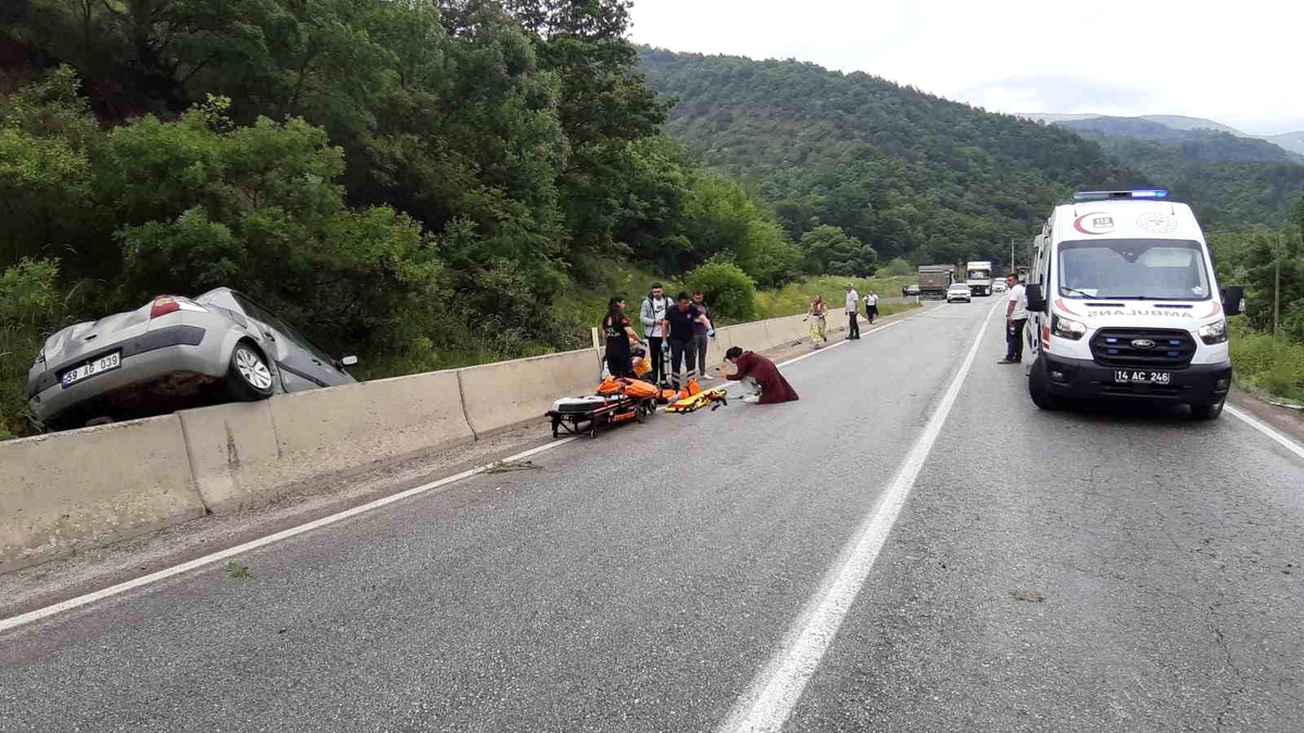 Bolu Mudurnu\'da Otomobil Beton Bariyerlere Çarptı: 1 Yaralı