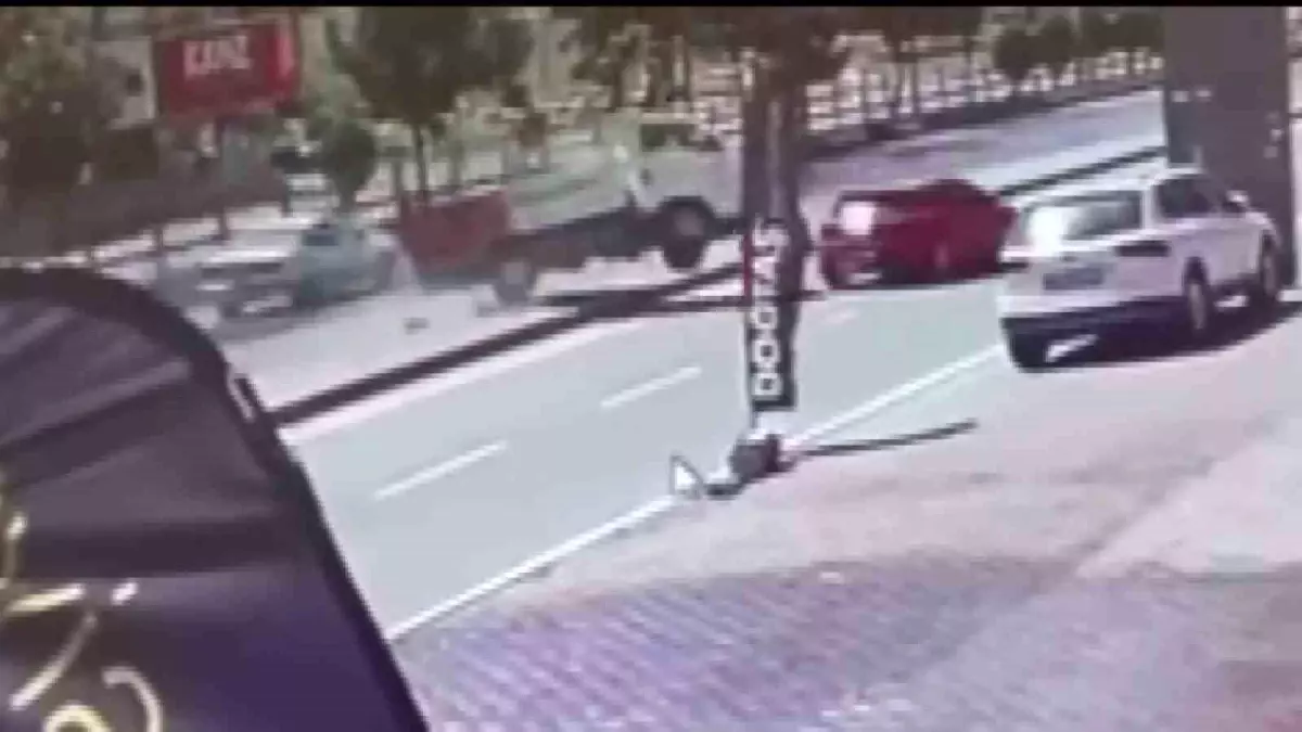 Batman\'da Kamyonet Kaldırıma Çıktı: Güvenlik Kamerasına Yansıdı