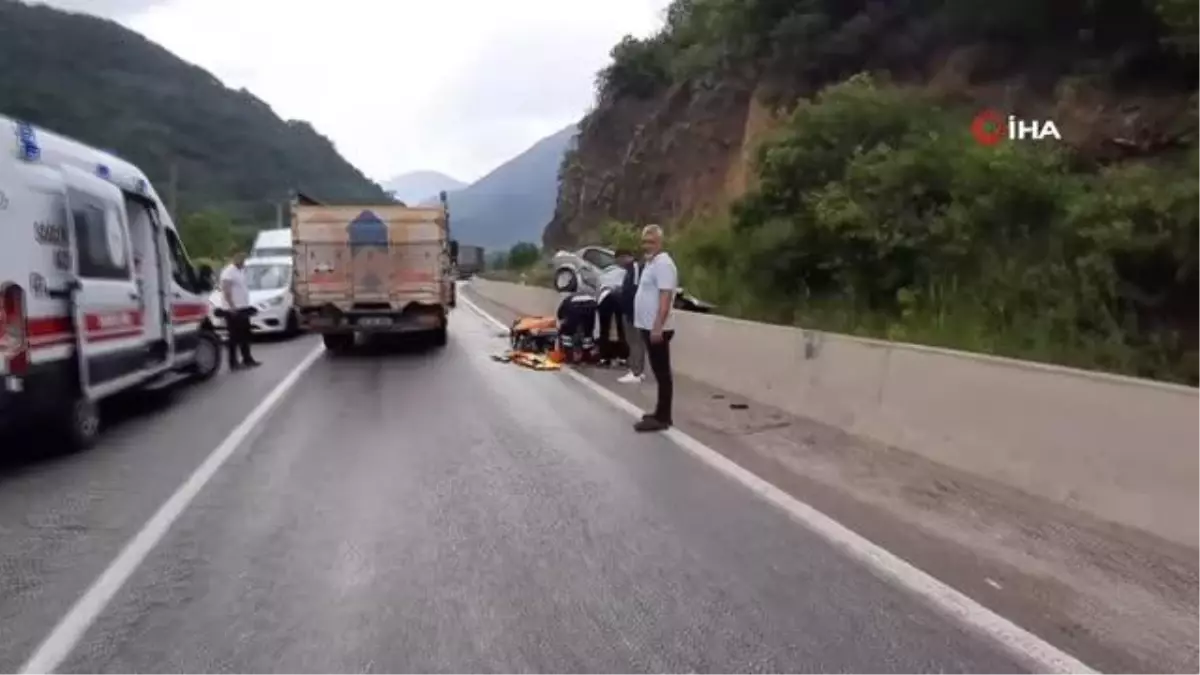 Beton bariyerlere çarpan otomobilin sürücüsü yaralandı