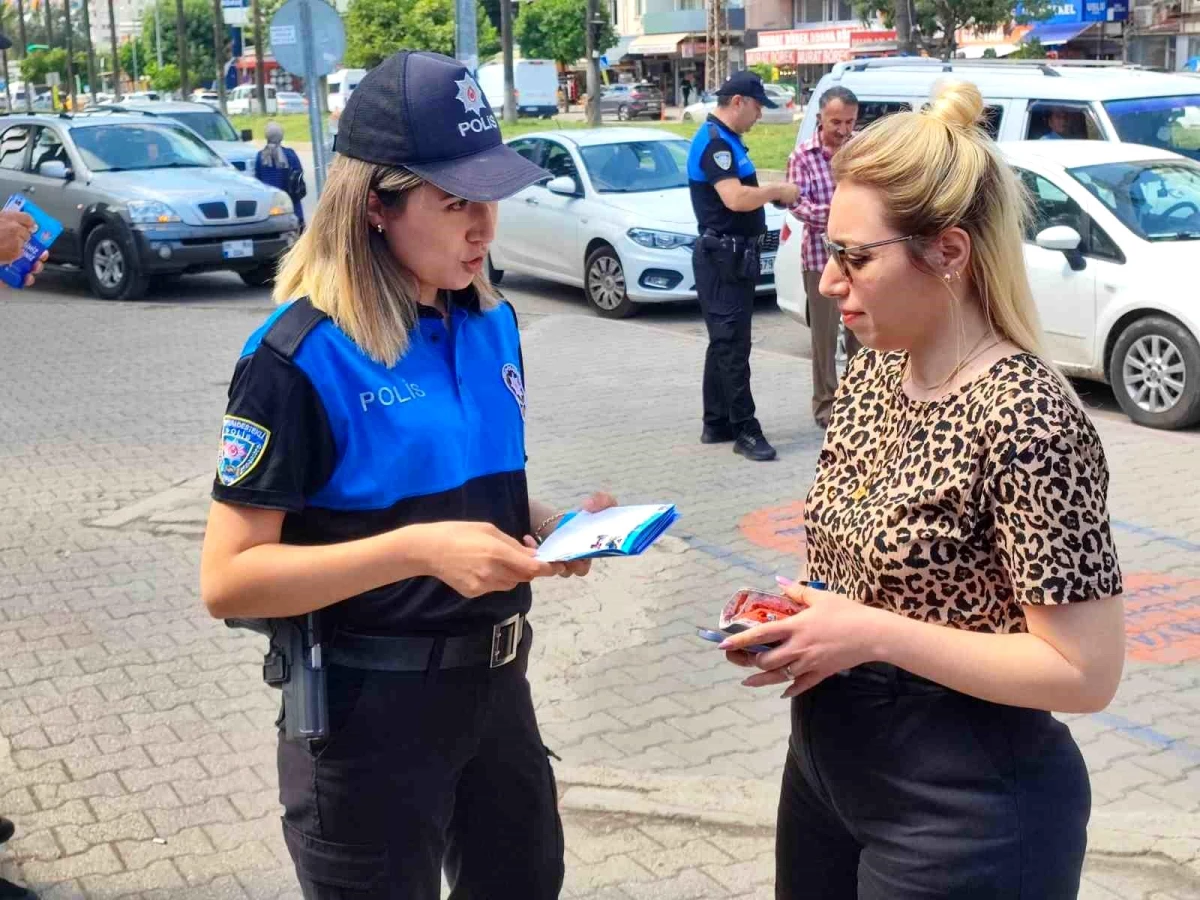 Adana polisi ATM önünde vatandaşları dolandırıcılara karşı uyarıyor