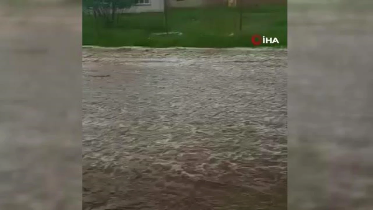 Sağanak sele dönüştü, tarım arazileri zarar gördü