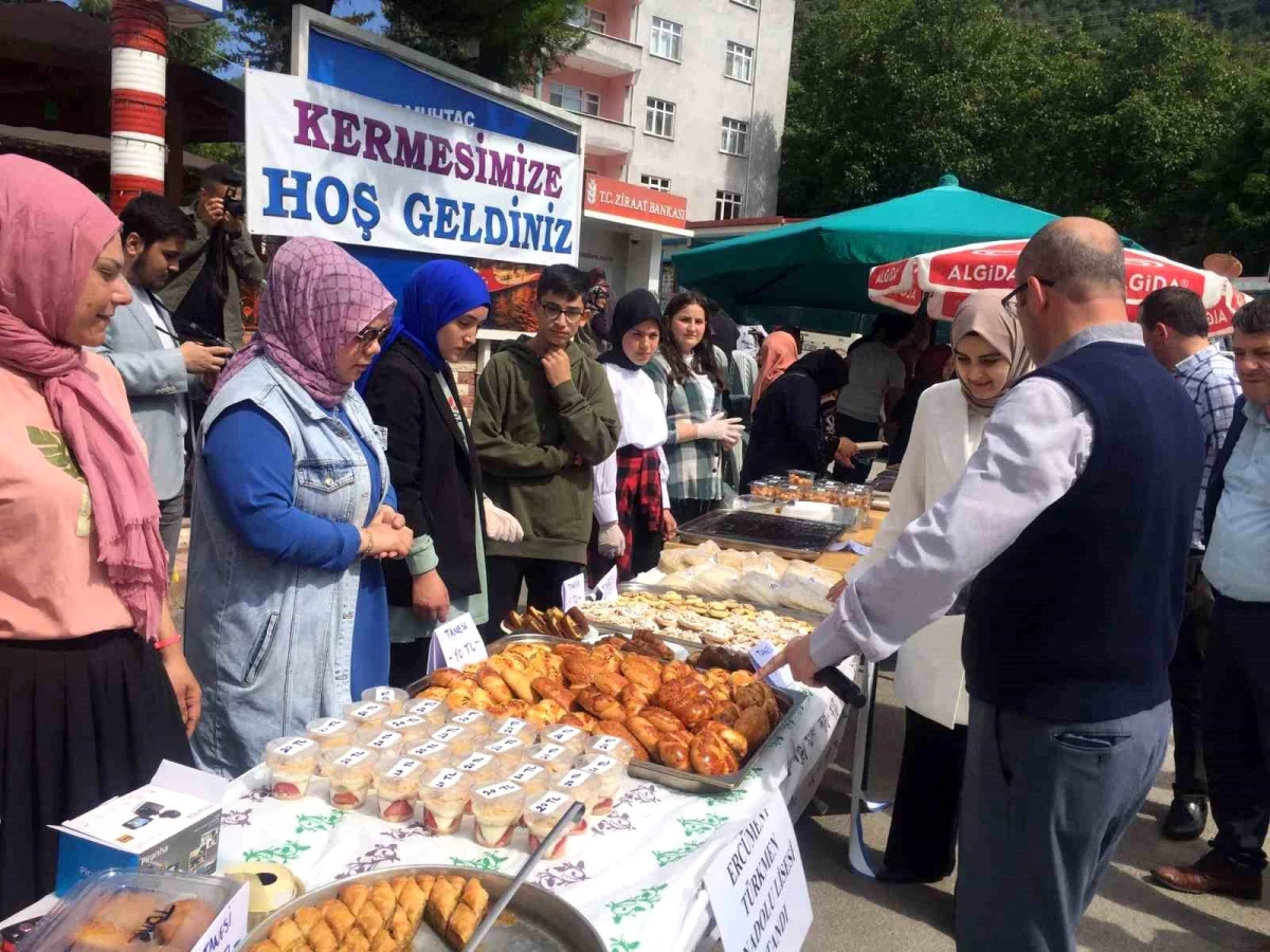 Sinop\'ta Depremzedeler İçin Hayır Etkinliği Düzenlendi