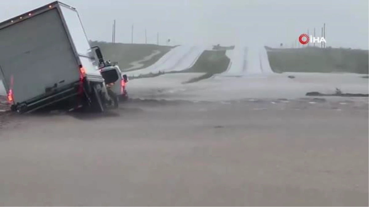 Texas\'ta sel: Otoyol nehre döndü