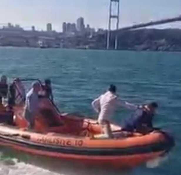 Üsküdar'da denizde can pazarı: Piknik örtüsü ile kurtarmaya çalıştılar Üsküdar'da denizde can pazarı: Piknik örtüsü ile kurtarmaya çalıştılar