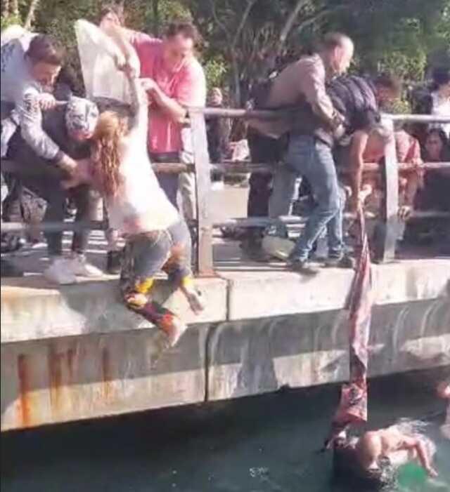 Üsküdar'da denizde can pazarı: Piknik örtüsü ile kurtarmaya çalıştılar Üsküdar'da denizde can pazarı: Piknik örtüsü ile kurtarmaya çalıştılar