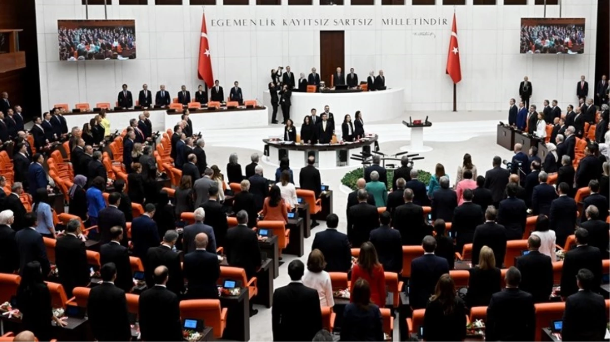 Yine aynı görüntü! HDP\'liler Meclis açılışında İstiklal Marşı\'nı okumadı