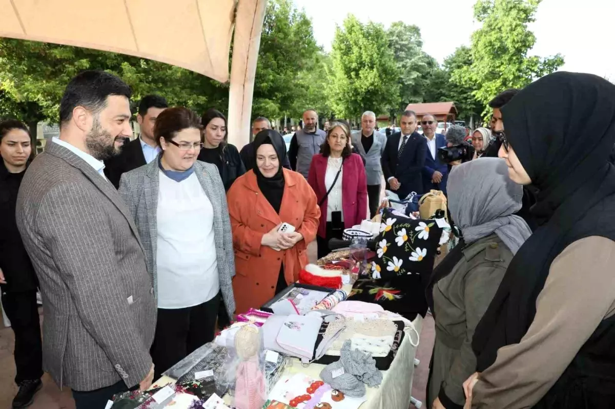 Aile ve Sosyal Hizmetler Bakanı Derya Yanık, Kağıthaneli Kadınlarla Buluştu