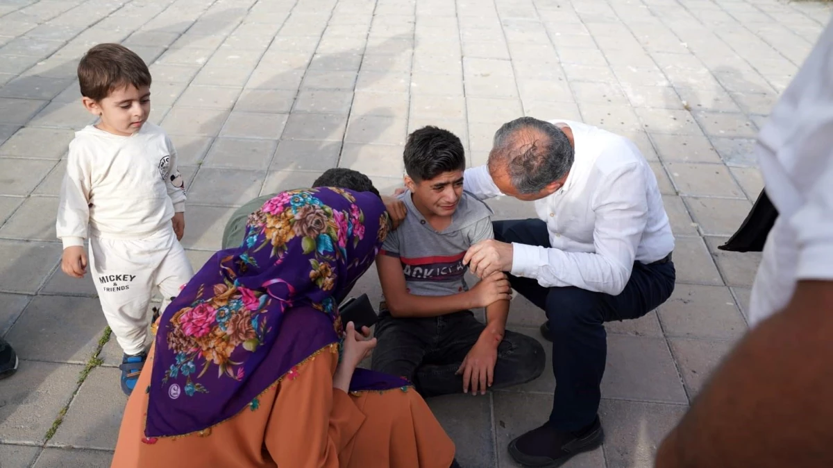 Adıyaman Belediye Başkanı Kılınç, yaralı çocuğa ilk müdahaleyi yaptı