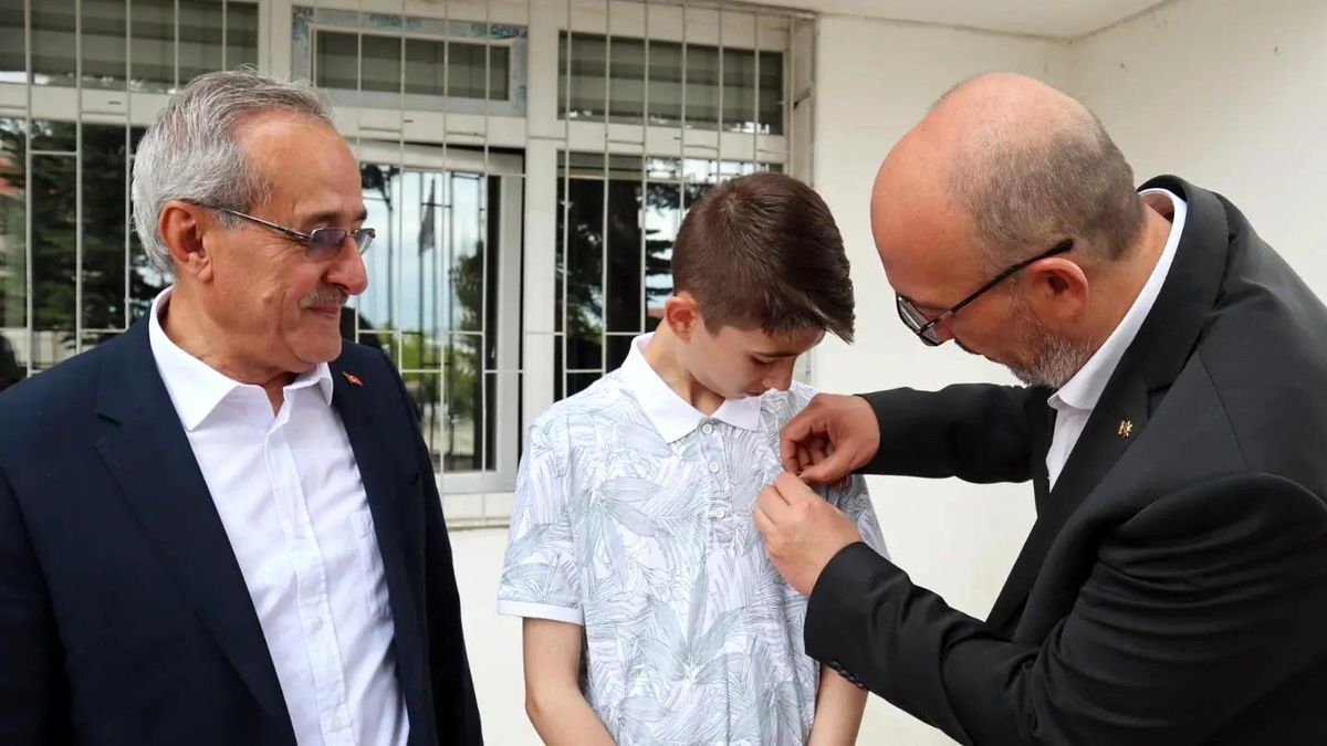 Kütahya İmam Hatip Lisesi öğrencisi Yasin Emir Uslu ödüllendirildi