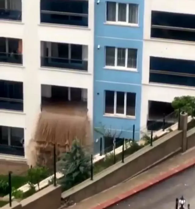 Başkent'te su basan dairenin eşyaları dışarı taştı