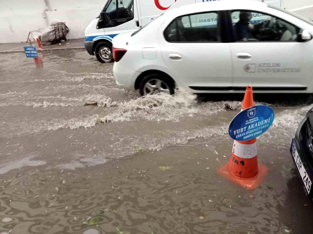 Ankara\'da Dolu ve Sağanak Yağış Hayatı Olumsuz Etkiledi