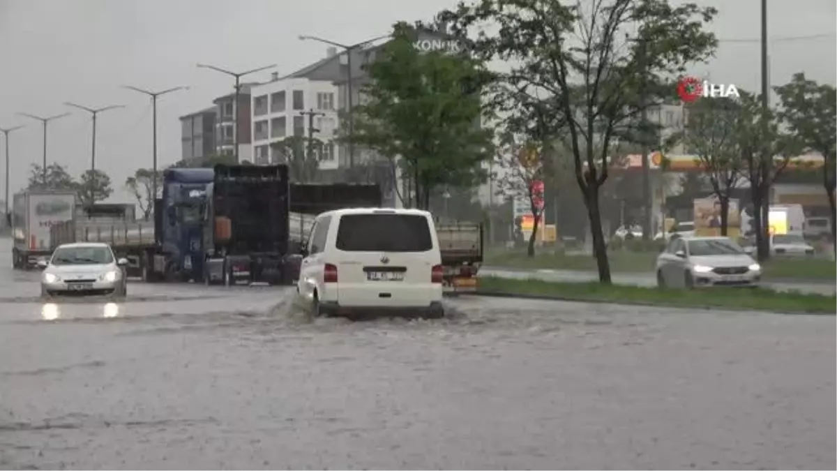 Bolu\'da Sağanak Yağış Etkili Oldu: Cadde ve Sokaklar Göle Döndü