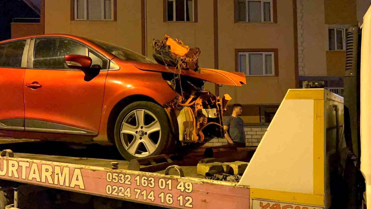 Bursa\'da 2 Otomobil Kafa Kafaya Çarpıştı: 4 Yaralı