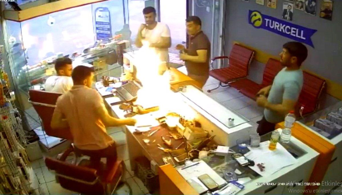 Adana\'da Bataryası Şişmiş Telefon Patladı