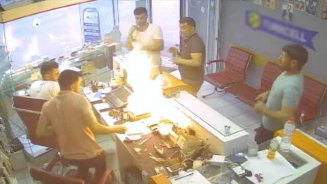 Cep telefonu bomba gibi patladı