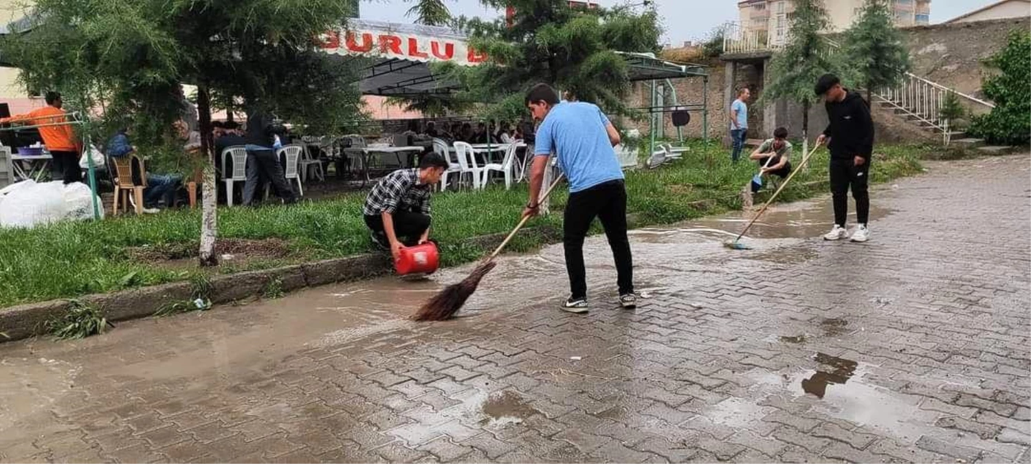 Çorum\'un Sungurlu ilçesinde ceviz büyüklüğünde dolu yağdı, tarım arazileri zarar gördü