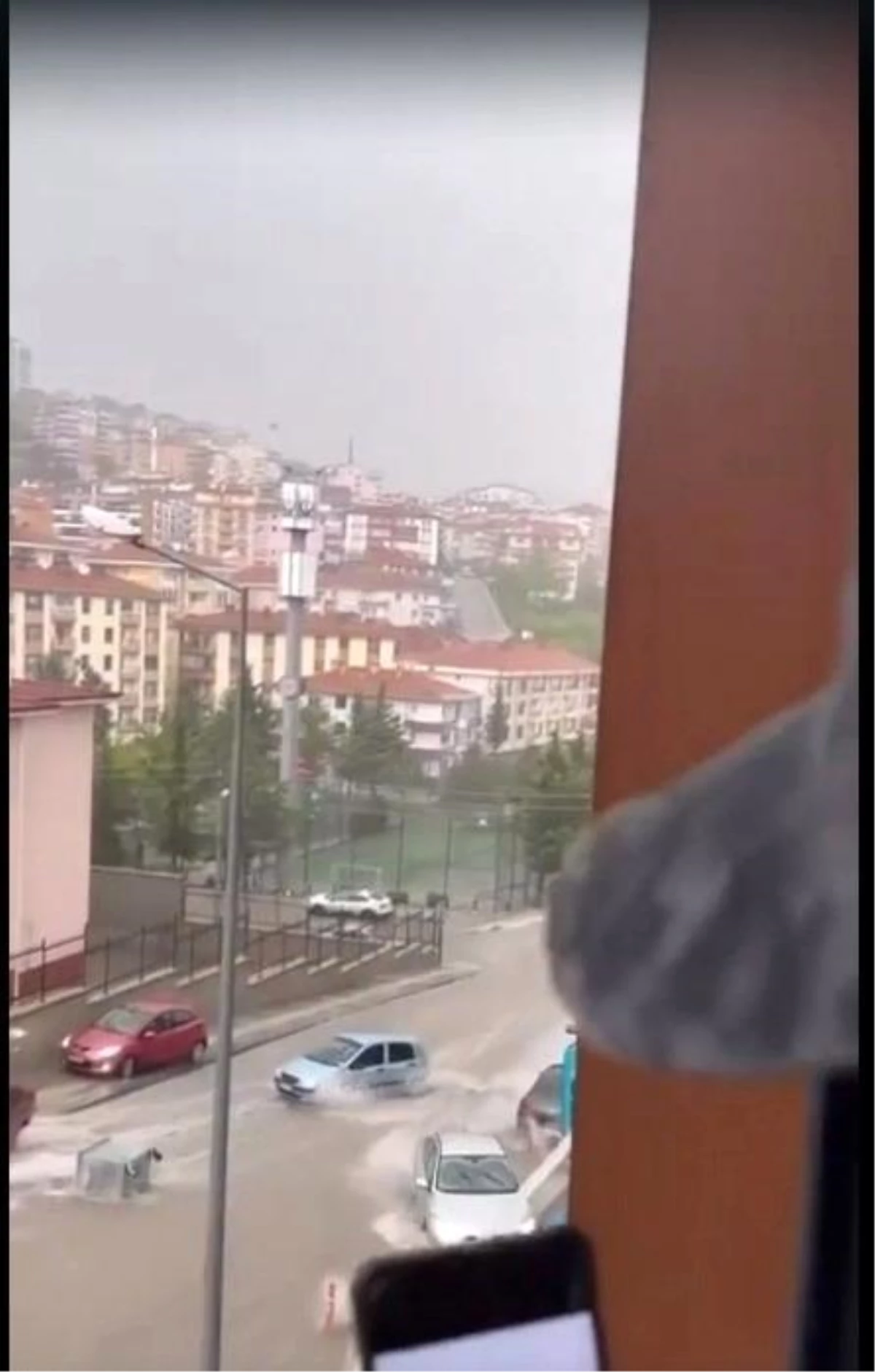 Ankara\'da Şiddetli Yağışlar Çöp Konteynerlerini Akarsuya Döndürdü