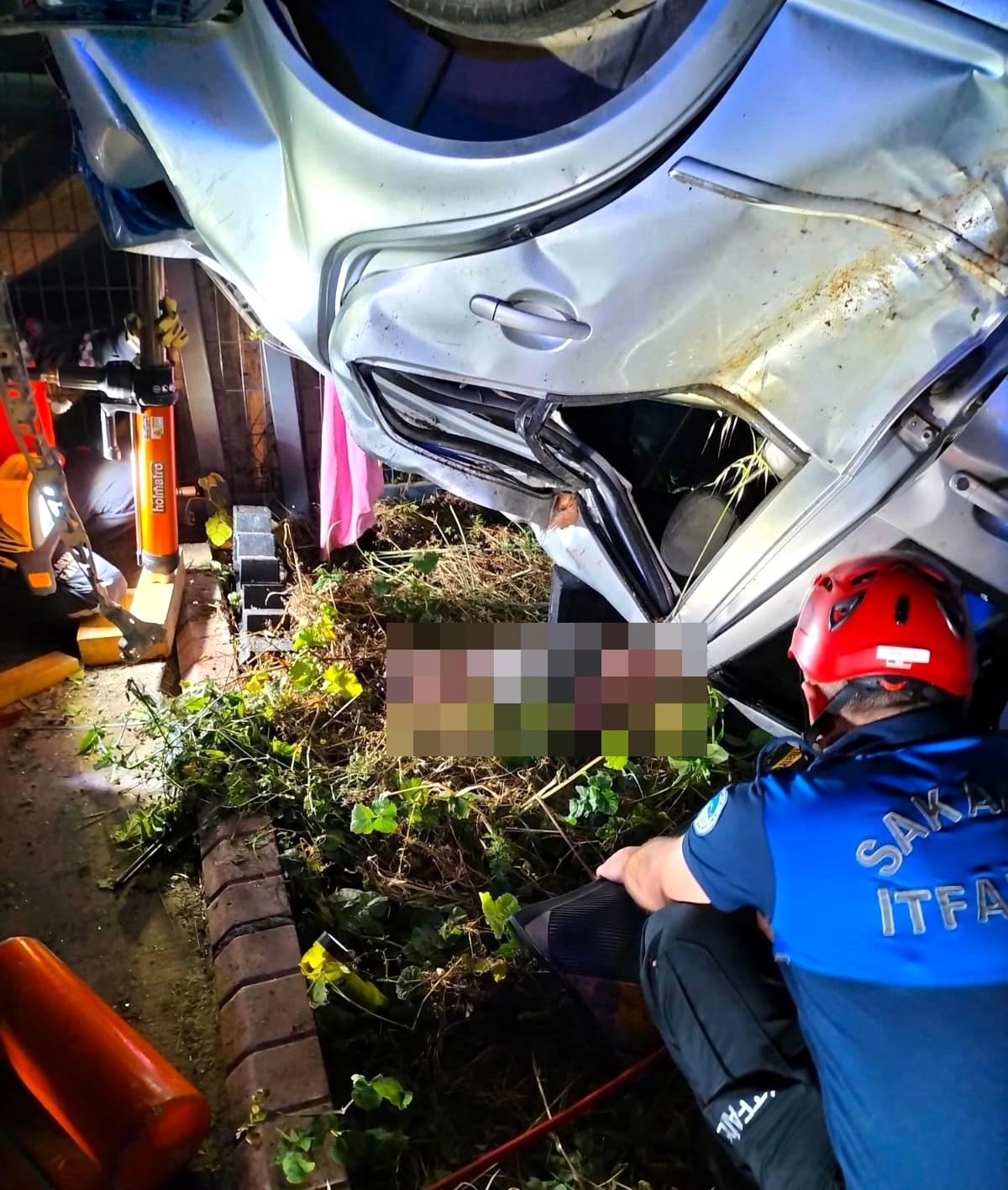 Sakarya\'da Otomobil Kontrolden Çıkarak Takla Attı: 1 Ölü, 1 Yaralı