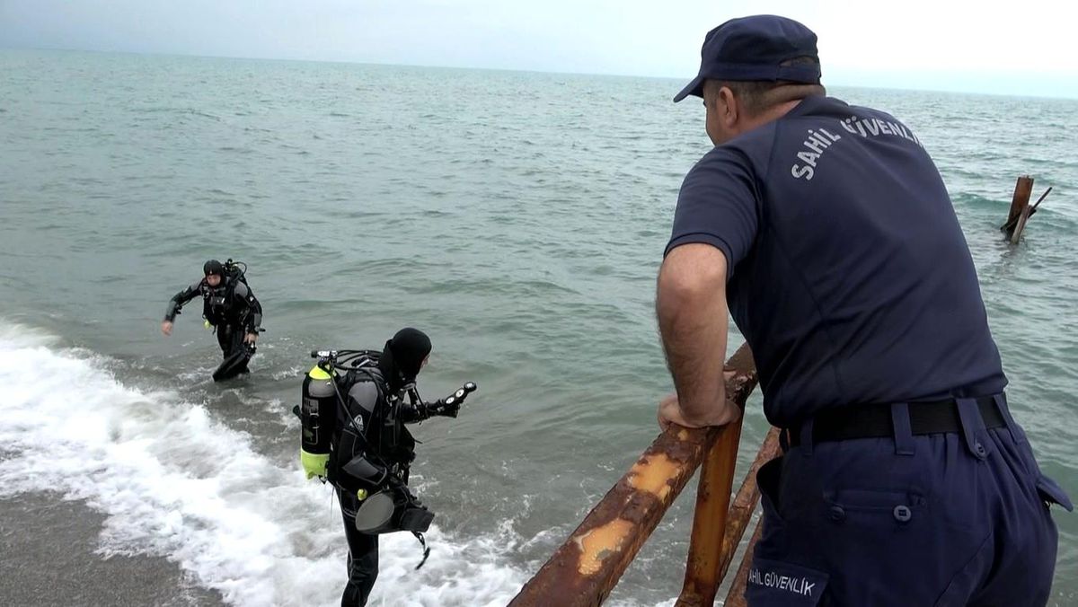 Samsun\'da deniz kenarında elbiseleri bulunan yabancı uyruklu şahsı arama çalışmaları sürüyor