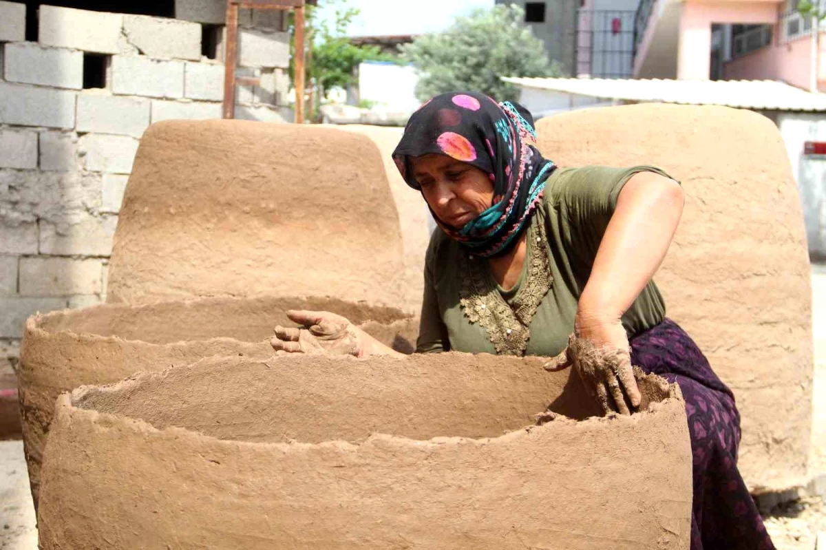 Depremde yıkılan tandırlar nedeniyle talep arttı, 25 yıldır tandır yaparak geçimini sağlayan kadın yetişemiyor