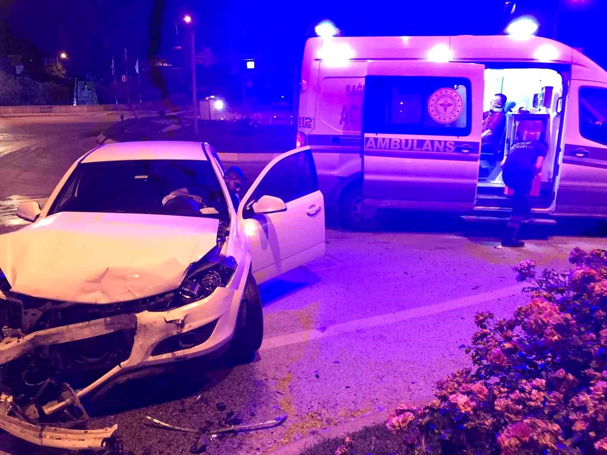 Edirne\'de İki Otomobilin Çarpıştığı Kazada 2 Kişi Yaralandı