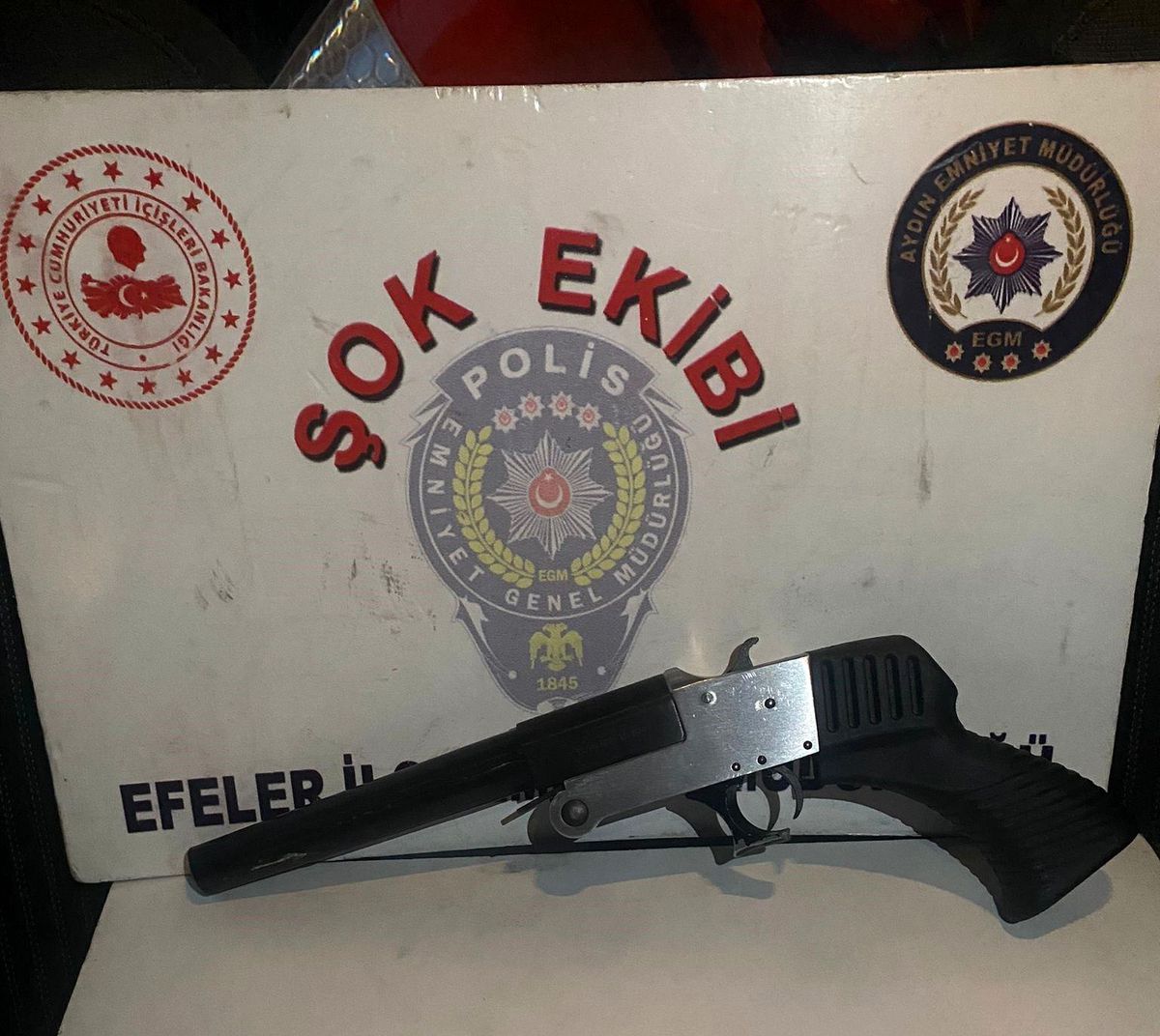 Efeler\'de \'Şok Ekibi\' tarafından ruhsatsız silahlar ele geçirildi