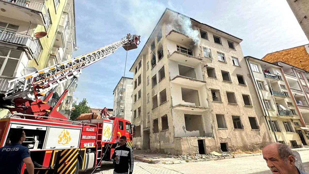 Elazığ\'da ağır hasarlı binada yangın