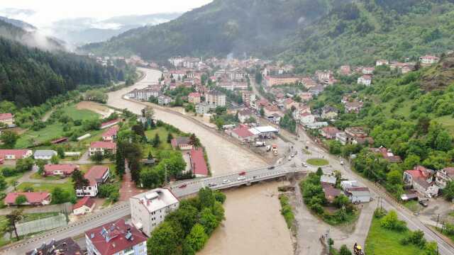 Ev ve iş yerlerini su bastı, ağaçlar yerinden söküldü! Türkiye'nin dört bir yanından 'sel' manzaraları Ev ve iş yerlerini su bastı, ağaçlar yerinden söküldü! Türkiye'nin dört bir yanından 'sel' manzaraları