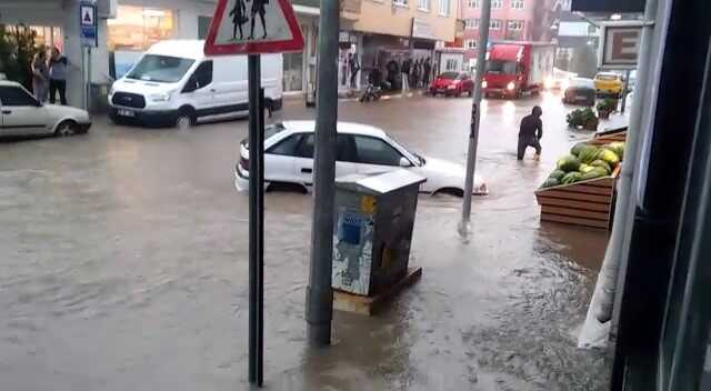 Ev ve iş yerlerini su bastı, ağaçlar yerinden söküldü! Türkiye'nin dört bir yanından 'sel' manzaraları Ev ve iş yerlerini su bastı, ağaçlar yerinden söküldü! Türkiye'nin dört bir yanından 'sel' manzaraları