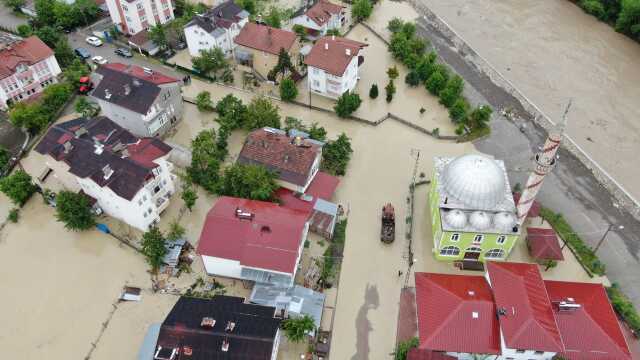 Ev ve iş yerlerini su bastı, ağaçlar yerinden söküldü! Türkiye'nin dört bir yanından 'sel' manzaraları Ev ve iş yerlerini su bastı, ağaçlar yerinden söküldü! Türkiye'nin dört bir yanından 'sel' manzaraları