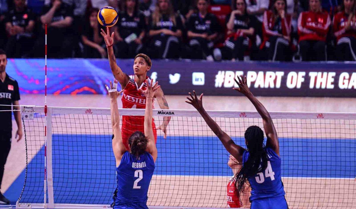 A Milli Kadın Voleybol Takımı İtalya\'yı 3-0 Mağlup Etti