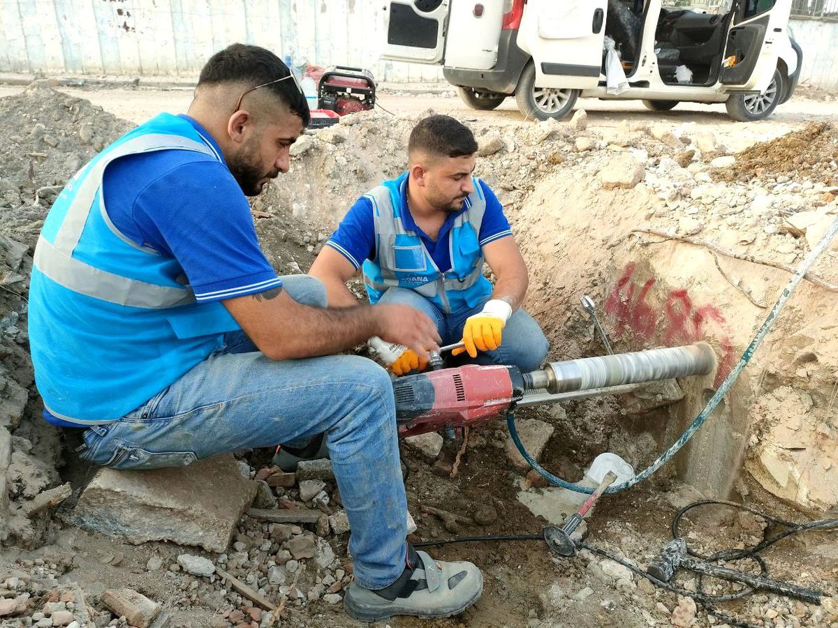 Hatay\'da deprem sonrası ölümlerin yaşandığı binaların zemininden karot ve demir örneği alınıyor