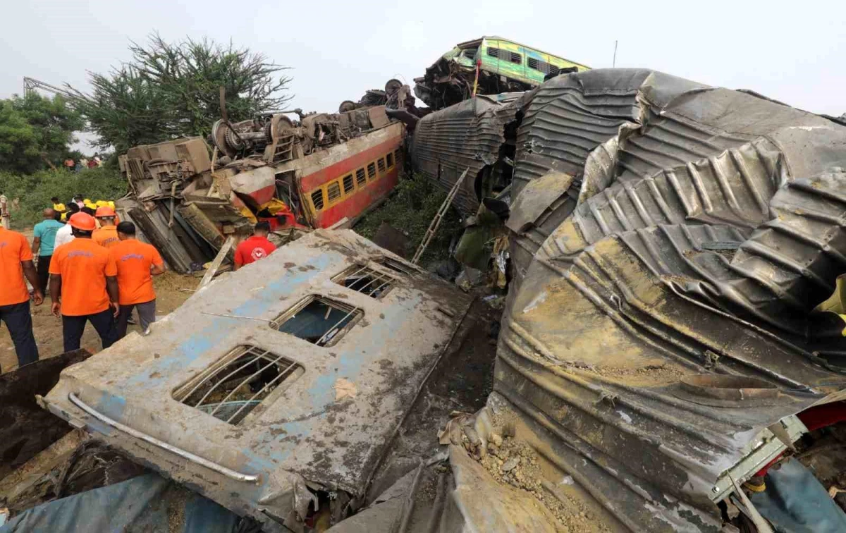 Hindistan\'da Tren Kazası: 288 Ölü, 900\'den Fazla Yaralı