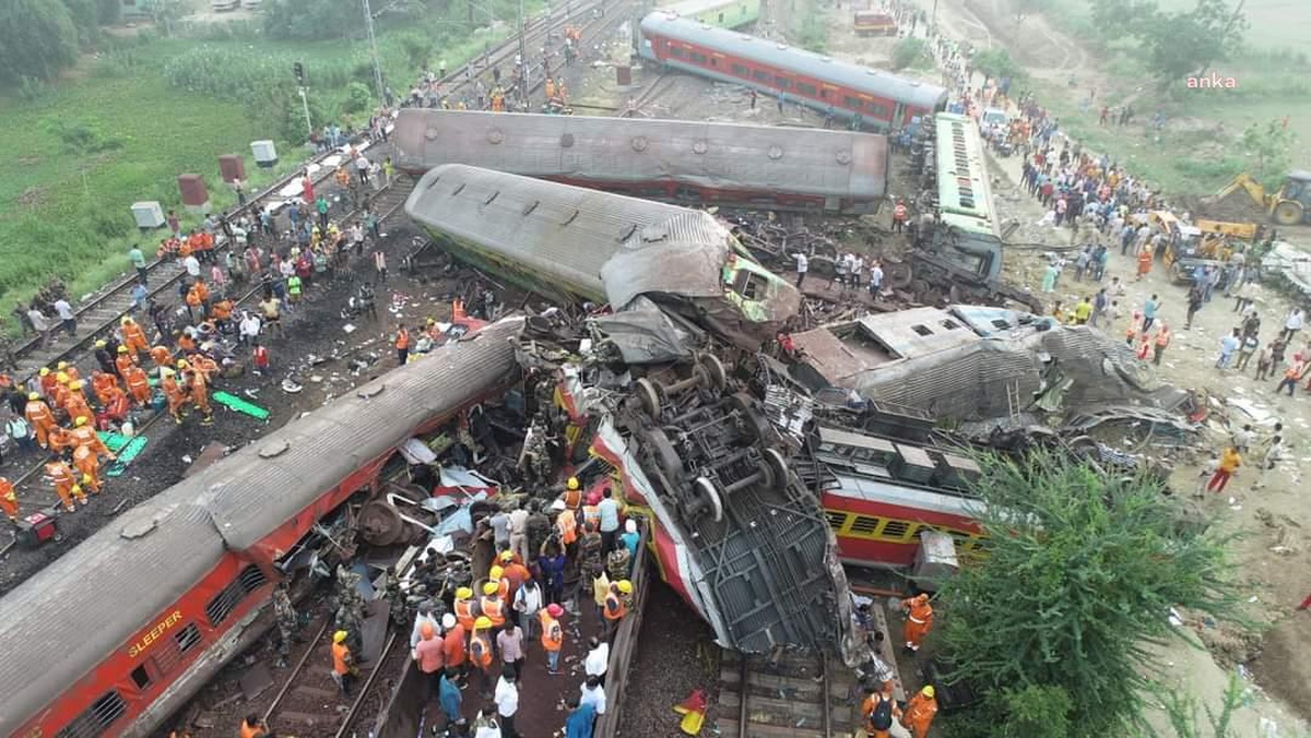 Hindistan\'da Tren Kazası: 261 Kişi Hayatını Kaybetti
