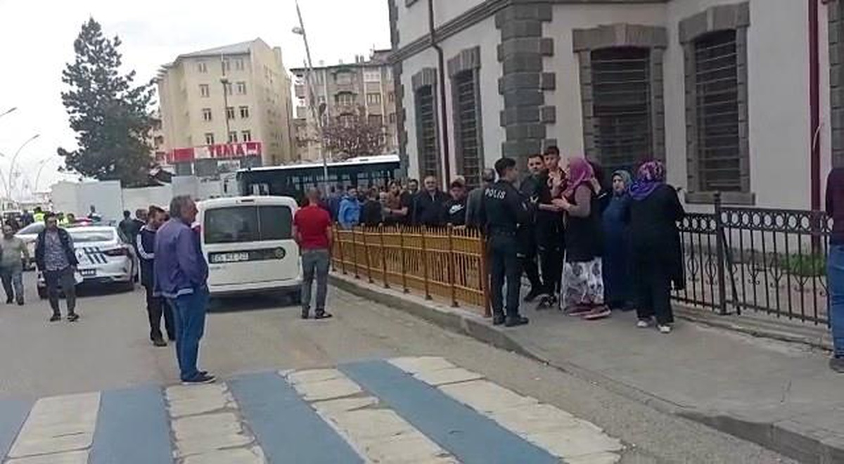 Erzurum\'da Husumetli İki Aile Sokakta Karşılaştı, Kavga Çıktı