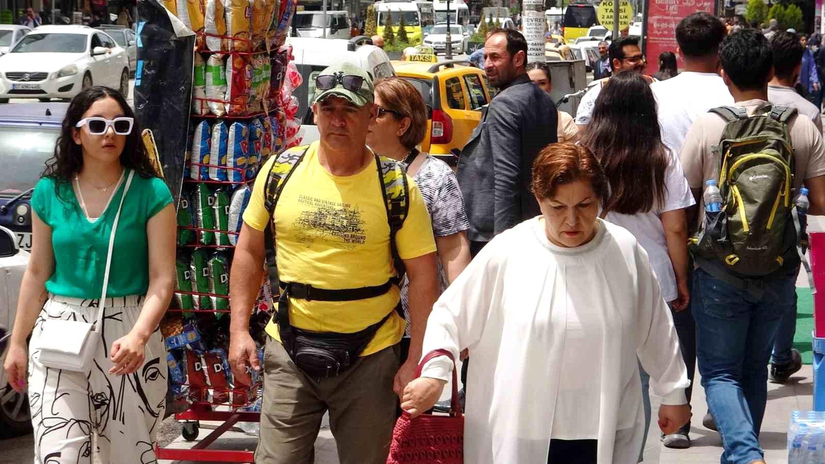 İranlı Turistler Van\'a Akın Etti