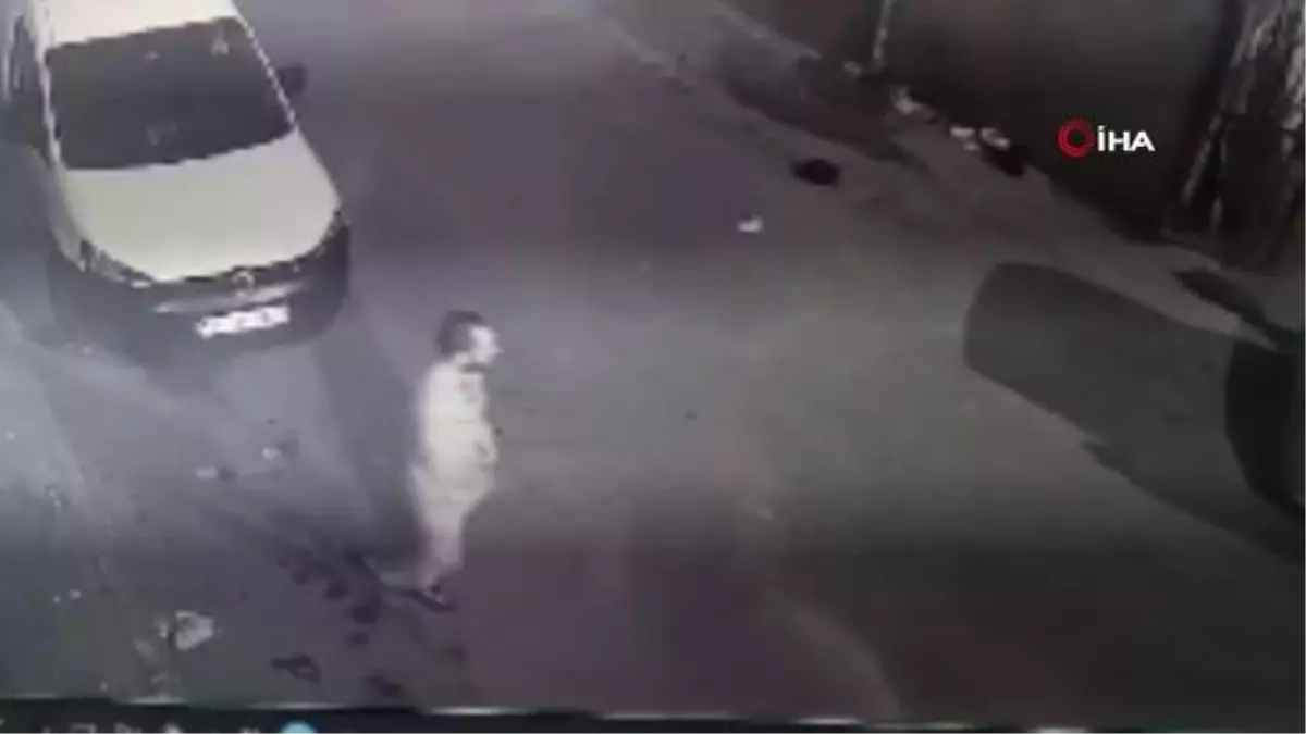 İstanbul\'da silahlı saldırı kamerada: Arkadaşına kovanları toplattı