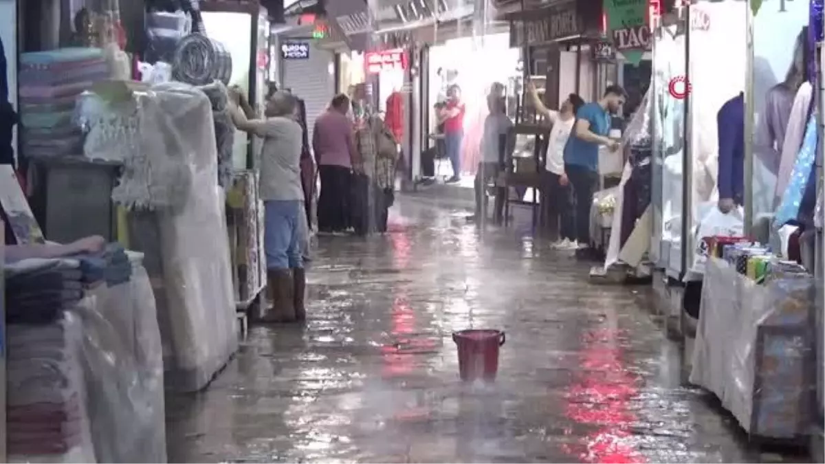 İzmir\'de Tarihi Kemeraltı Çarşısı sel felaketine uğradı