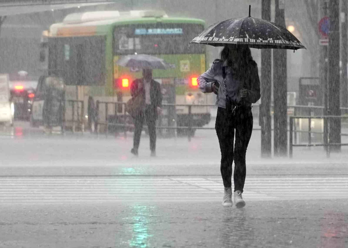 Japonya\'da Mawar Tayfunu\'nun yol açtığı şiddetli yağışlarda 1 kişi hayatını kaybetti, 3 kişi kayıp